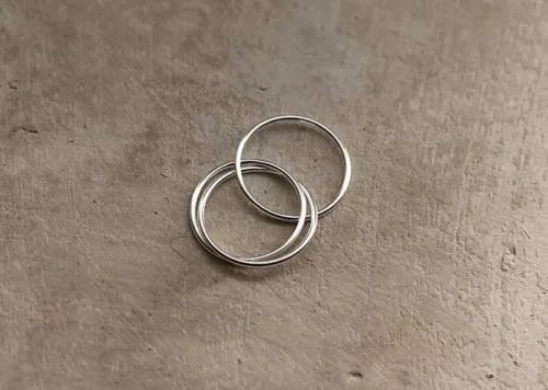 Dainty Interlocking Fidget Ring shown with links spread out to display the interlocking design.